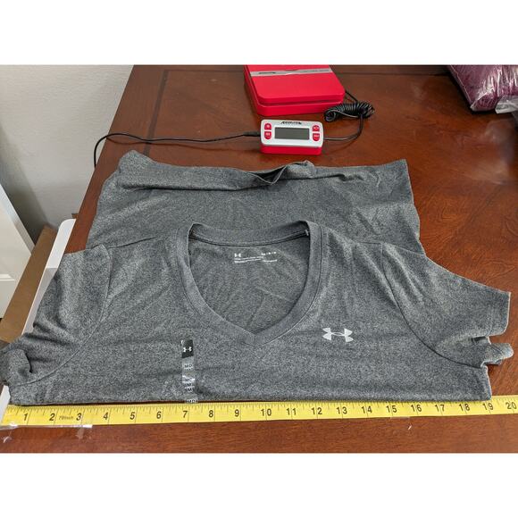 Under Armour Heatgear Loose Tshirt M Gray VNeck Shirt Short‎ Sleeves Staple Gym - Picture 6 of 10